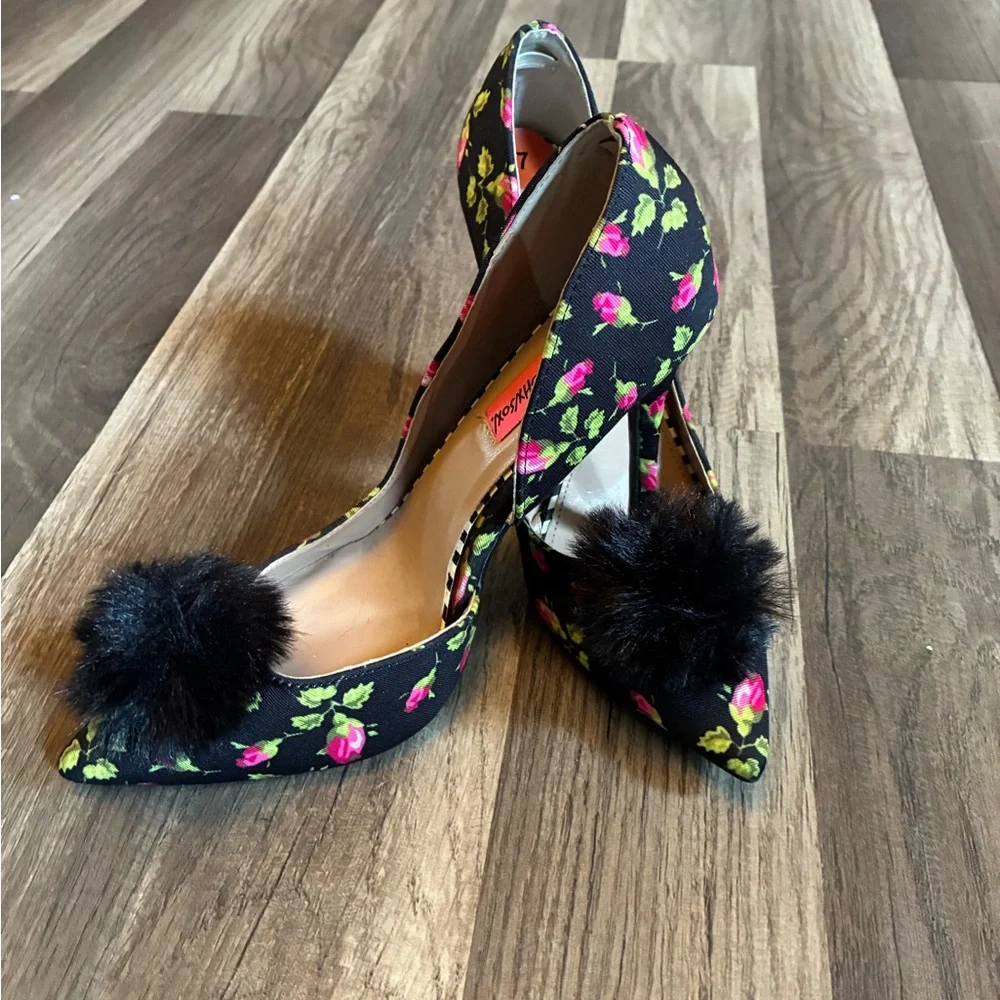 NWOT Betsey Johnson Harly Rose Motif Stilettos SZ 7